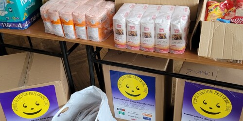 Produkty spożywcze zebrane w szkole w czasie akcji Pomóż Dzieciem Przetrwać Zimę