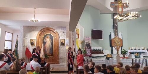 Uroczystości szkolne 3 - uczniowie podczas mszy świetej w kościele