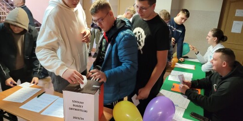 Uczniowie w czasie głosowania do Szkolnych Budżetów Obywatelskich