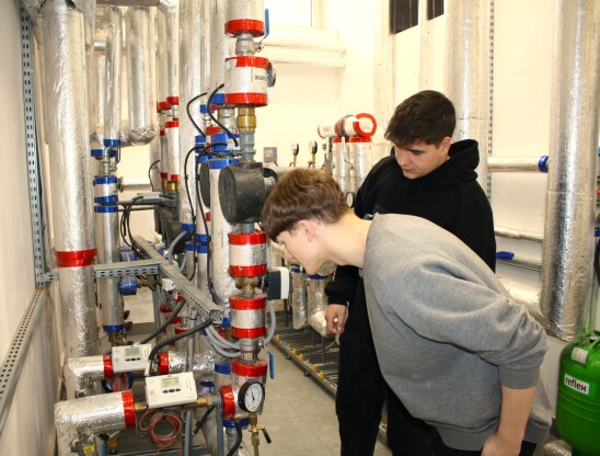 Technik inżynierii sanitarnej - uczniowie oglądają węzęł cieplny