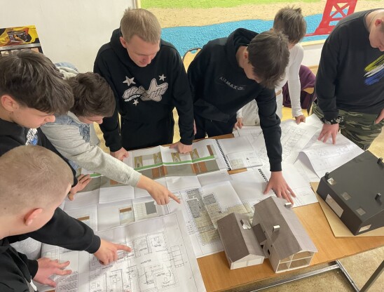 Technik robót wykończeniowych w budownictwie - uczniowie oglądają projekty
