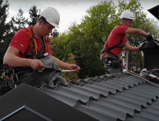 Dekarze przy pracy - naprawa dachu