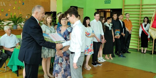 Uroczystości szkolne 14 - dyrektor gratuluje uczniowi osiągnięć