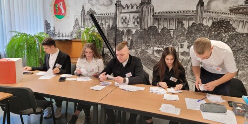 Młodzieżowa Rada Miasta Lublin - uczniowie zasiadają w komisji wyborczej