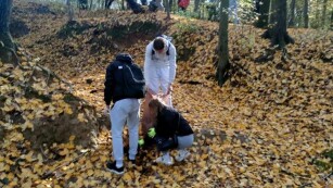 Uczniowie sprzątają las