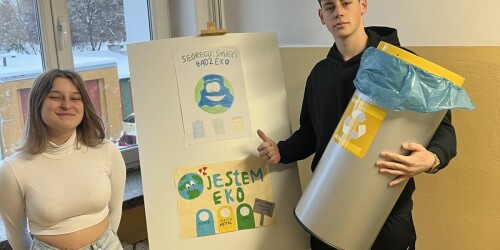 Uczniowie prezentujący plakat o cecyklingu