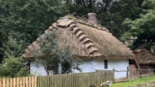 Stary dom w Skansenie kryty strzechą