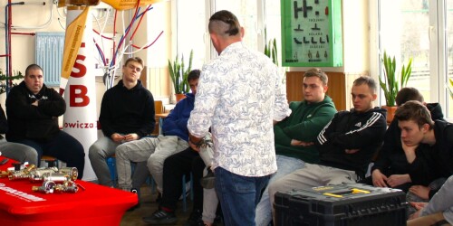 Uczniowie słuchają szkolenia dotyczącego połączeń rurowych