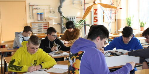 Uczniowie przeglądają projekty instalacji centralnego ogrzewania