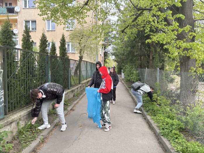 Sprzątanie ulicy Słowiczej